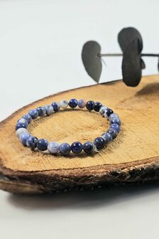 Sodaliet kogelarmband 6 mm 